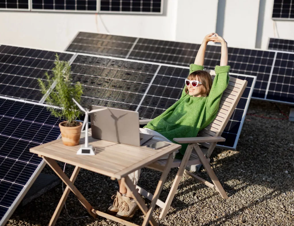 Person entspannt vor ihrer Photovoltaikanlage mit Stromspeicher von BMS Solar
